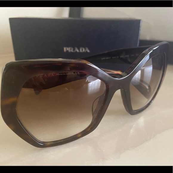 ❌SOLD❌ PRADA sunglasses - NEW - Picture 3 of 7